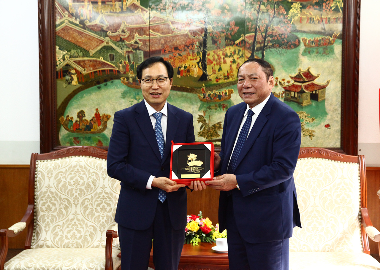Bộ trưởng Nguyễn Văn Hùng trao tặng quà cho ông Choi Joo Ho